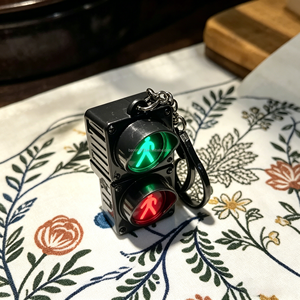Llavero con Luz LED de Tráfico Peatonal de 2 Luces, Mini Señalización Roja y Verde Intermitente, Colgante Luminoso Novedoso para Niños, Regalo - Product Image 1