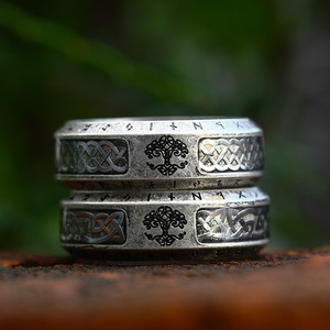 SS8-R216 <span class=keywords><strong>Anello</strong></span> Vichingo dal Design Speciale in Acciaio Inox con Rune e <span class=keywords><strong>Albero</strong></span> <span class=keywords><strong>della</strong></span> <span class=keywords><strong>Vita</strong></span> per Uomo Nodo Celtico Vintage Gioielli d'Epoca - Product Image 2