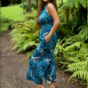 Mono largo de lino y viscosa de alta calidad con diseño retro de fábrica, estampado hawaiano y cuello halter. - Product Image 2