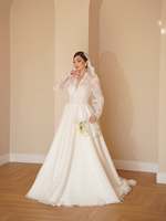 Robe de mariée Mily Bridal MW658 moderne grande taille avec appliques exquises en dentelle, coupe trapèze, manches longues bouffantes, col en V, traîne balayante et fermeture éclair intégrée