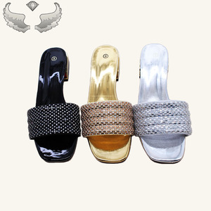 Sandales et pantoufles pour femmes de style en gros, nouvelle collection estivale, de haute qualité, à talons compensés, avec cristaux, pour l'extérieur - Product Image 1