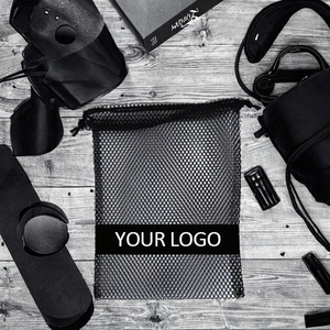 Tùy chỉnh màu đen <span class=keywords><strong>Polyester</strong></span> lưới dây rút túi cho thiết bị thể thao du lịch & lưu trữ với Carabiner & <span class=keywords><strong>logo</strong></span> xách tay & có thể giặt - Product Image 2