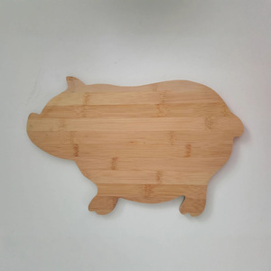 Tabla de cortar de bambú irregular creativa con diseño de cerdo de dibujos animados, adecuada para comida de bebé y niños, disponible al por mayor. - Product Image 2