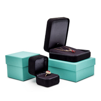 Boîte à bijoux carrée en velours avec insert amovible, logo personnalisé pour l'affichage et l'emballage de cadeaux vente en gros