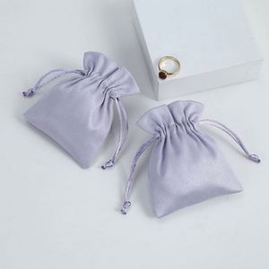 Sacs cadeaux écologiques durables pour bijoux, en velours suédé, avec cordon de serrage, personnalisables avec logo, en tailles 5-7 pouces, vente en gros - Product Image 4