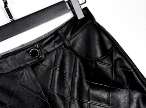 Shorts Bermuda de Cintura Alta en Cuero PU Acolchado con Bolsillos, Estilo Urbano, Patrón Geométrico, Cierre de Botones - Product Image 5