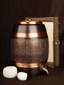 Dispensador de Agua de Cobre Martillado de Lujo con Tapa y Grifo, Tanque de Almacenamiento Grabado Vintage para Uso en Hogar, Cocina y Hotel - Product Image 3
