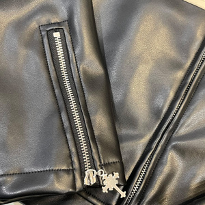 제조업체 사용자 정의 오토바이 PU 가죽 자켓 남성과 여성 자수 느슨한 스탠드 업 칼라 지퍼 업 재킷 - Product Image 4