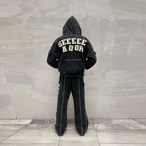 Ensembles de survêtements en coton délavé à l'acide avec patchs brodés, fermeture éclair, pantalon cargo évasé et sweat-shirt - Product Image 3