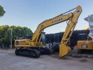 Les basses heures de travail ont employé l'excavatrice hydraulique de chenille de KOMATSU PC220 avec l'état de fonctionnement parfait Komatsu PC220 en vente - Product Image 3