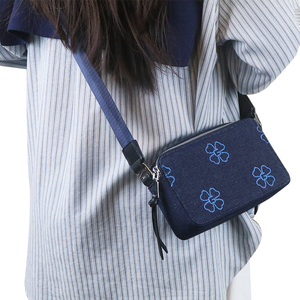 Bolso Bandolera de Mezclilla Bordado Personalizado con Doble Compartimento - Product Image 6