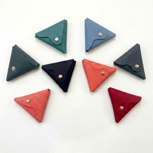 [Castello] Porte-monnaie triangulaire minimaliste en cuir italien grainé, personnalisable avec logo, expédition immédiate - Product Image 1