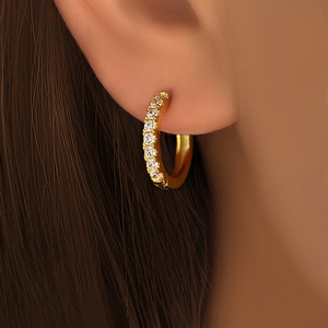 Aros de Oro de 18K Hipoalergénicos al por Mayor, Pendientes de Aro Huggie Clásicos de 15mm con Una Hilera de Zirconia para Mujer - Product Image 6