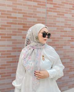 Satin bersinar dengan tepi kerang pita satin dengan potongan dicetak mikado satin kurung Punyaku dahlia hijab putih musim dingin - Product Image 1