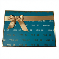 Caja de Regalo Ecológica y Biodegradable para Bufanda y Gorro con Cartón Recubierto, Impresión Offset, Acabado UV con Lámina Dorada y Troquelado