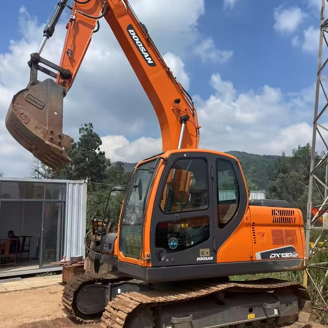 Экскаватор гусеничного типа Doosan DX130, б/у, Строительная техника, 13 тонн, Легкий экскаватор