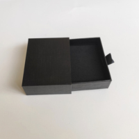 Boîte à bijoux haut de gamme noire texturée avec tiroir coulissant, insert en velours et ruban de traction pour bagues, boucles d'oreilles, montres, avec gaufrage