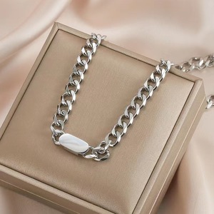 Collar de Moda para Mujer con Cadena Cubana de Acero Inoxidable Chapado en Oro de 18K y Colgante Geométrico Metálico - Product Image 4