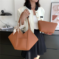 Sac fourre-tout géométrique personnalisé avec logo, poignée supérieure angulaire à facettes, breloque nœud détachable, vente directe d'usine pour femmes