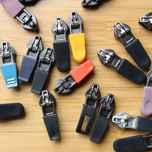 थोक कस्टम लोगो बैग कुंजी लॉकिंग जिपर स्लाइडर प्लास्टिक सामग्री कस्टम लोगो सामान जिपर स्लाइडर - Product Image 1