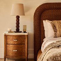 Table de chevet double en marbre, style vintage américain majestueux, avec placage d'arbre et poignées en marbre, meuble d'appoint artisanal