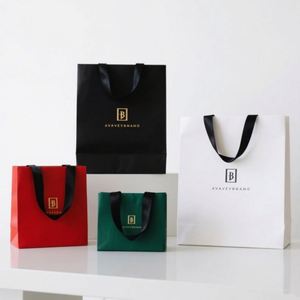ถุงกระดาษช้อปปิ้งสำหรับแบรนด์เสื้อผ้าธุรกิจขนาดเล็ก บรรจุภัณฑ์ของขวัญส่วนตัวสำหรับเสื้อผ้าปั๊มร้อนสุดหรู พร้อมโลโก้ - Product Image 1