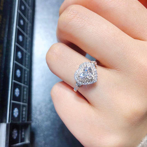 Anello di Fidanzamento F756 per Donna in Oro Bianco con Diamante Taglio Cuore Colore D Naturale e Diamanti Laterali - Product Image 4