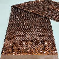 Tissu de dentelle de haute qualité multicolore en maille de tulle brodée de perles lourdes et de sequins pour robe de soirée