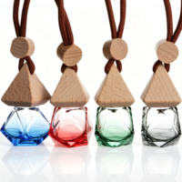 Parfum de voiture personnalisé avec diffuseur d'arômes. Huiles essentielles végétales naturelles. Désodorisant automobile longue durée