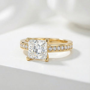 Anillo de compromiso para <span class=keywords><strong>mujer</strong></span> con moissanita VVS de 1 quilate, corte princesa, certificado GRA, en plata 925 chapada en oro con engaste de tensión - Product Image 1