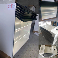 Armoire de cuisine murale relevable en verre avec volets intelligents et système de rangement à volets roulants