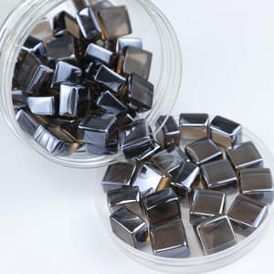 Brasero autoportant moderne de haute qualité, sans fumée, au gaz naturel, avec cubes de verre cristallin multicolores en forme carrée, en verre trempé - Product Image 2