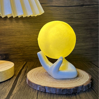 Nouvelle arrivée Contemporaine Creative Main 3D Imprimé Lune PVC LED Lampe De Table Pour Chambre Cadeau