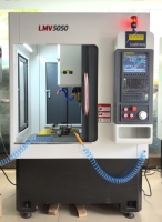 Centre d'usinage CNC de type bureau, conception compacte avec capacité 3 axes complète pour les ateliers