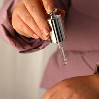 Flacon de sérum en verre cylindrique haut et fin de 15 ml et 30 ml, design portable avec bouchon compte-gouttes à pression, couleur argent, emballage de luxe pour soins de la peau