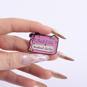 دبابيس معدنية مطلية بالمينا بتصميم 'هذه الكتابة أتمنى لها أن تُجربها'، مراجعة 5 نجوم، دبابيس مضحكة لنادي الكتب، 'مرحبًا، أنا فتاة كتبية'، شارات للملابس، هدايا مجوهرات - Product Image 2