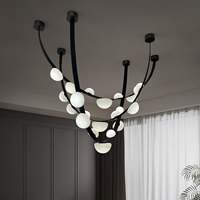 Lustre personnalisé en acier noir avec vague d'albâtre, lampe suspendue linéaire incurvée pour salon de villa à plafond haut