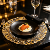 Assiette de présentation en plastique transparent de 13 pouces avec bordure dorée ornée en relief, assiette ronde décorative pour la mise en table de mariage, banquet ou fête
