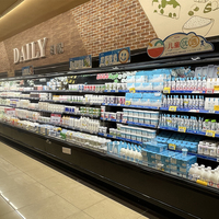Vitrine Réfrigérée Ouverte Multi-Niveaux Réglable avec Refroidissement à Distance et Contrôle Numérique de la Température pour Fruits et Produits Laitiers en Supermarché