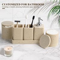 Ensemble d'organisateurs de salle de bain CF moderne beige en résine imitation travertin, 6 pièces, avec pompe chromée, support divisé, pot à cotons-tiges et plateau antidérapant