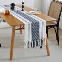 Chemin de table tissé à la main avec pompons, en mélange de coton, avec set de dessous de plat assorti pour table à manger