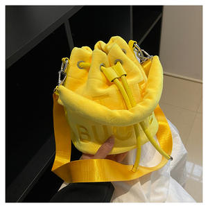 设计师时尚潮流刺绣字母斜挎包高品质毛茸茸手柄肩部保暖毛皮拉绳桶手提包 - Product Image 3