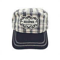 Casquette personnalisée à carreaux vintage avec patch brodé, bord contrastant, coutures en zigzag, ajustable pour femme, usage quotidien décontracté