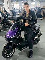 Moto électrique sans balais 2000W de haute qualité pour adultes, scooter de ville haute vitesse avec freins à disque et batterie au lithium – Direct Usine