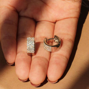 Orecchini a Cerchio E4713 in Oro Bianco con Micro Cristalli Incastonati, Stile Geometrico di Lusso per Uso Quotidiano Femminile - Product Image 5