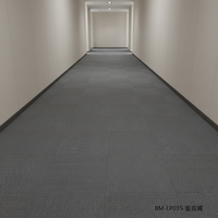 Revêtement de sol modulaire en polypropylène rembourré, dalles de moquette à rayures carrées modernes pour la décoration résidentielle et commerciale