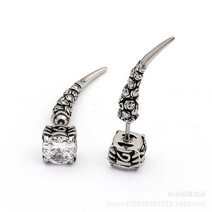 Pendientes yunnique con forma de púa, diseño de colmillos, color blanco y negro, estilo geométrico, joyería de moda - Product Image 5