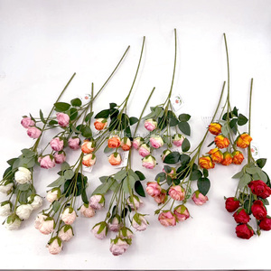 Prix de gros pour les fleurs artificielles en soie et les fausses tiges de roses colorées pour la décoration de mariage et d'événements à domicile - Product Image 1