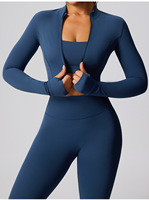 Yeni Kadın Düz Renk Kısa Dar Kesim Spor Giyim 3 Parça Takım Nefes Alabilen Esnek Fitness Kıyafeti Açık Hava Koşusu ve Yoga İçin