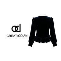 Chemisier en velours noir pour femme 1591 avec col en dentelle blanche, manches longues bouffantes, coupe ajustée élégante, haut peplum pour soirée et bureau